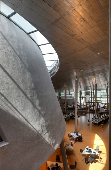 Delft, NL: TU Zentralbibliothek innen, Blick von einem Übergang (Mecanoo-Architekten 1998)